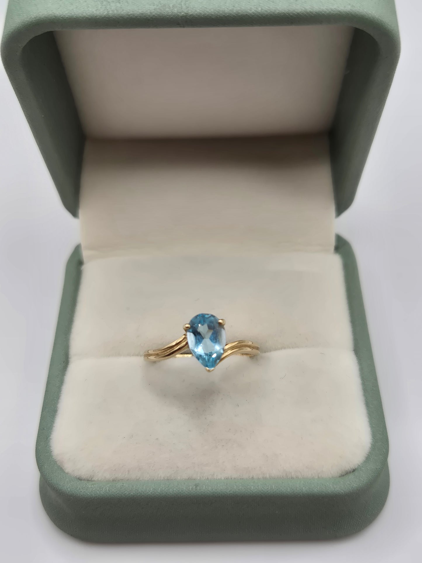 9ct gold aquamarine ring