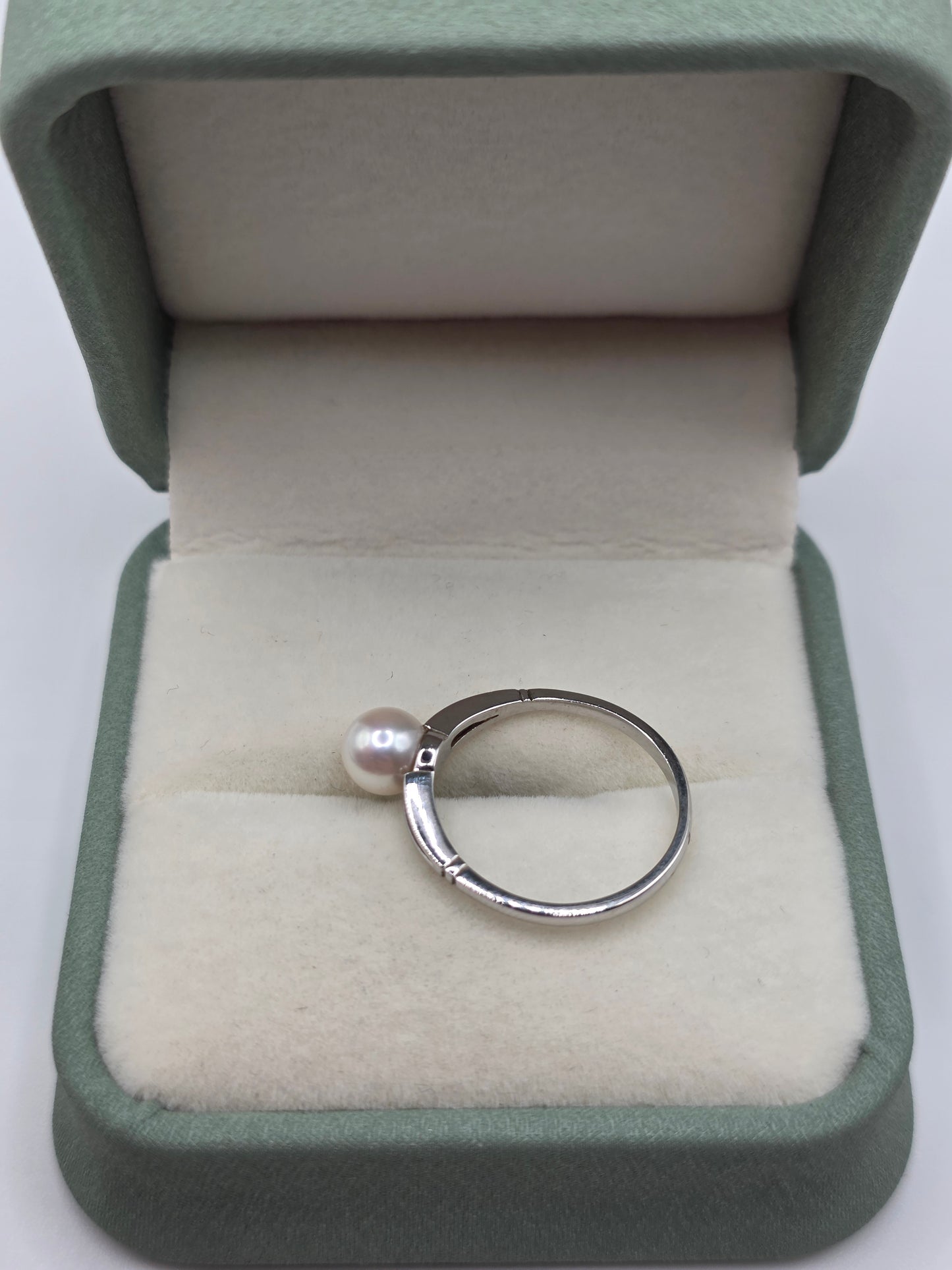 9ct white gold pearl ring