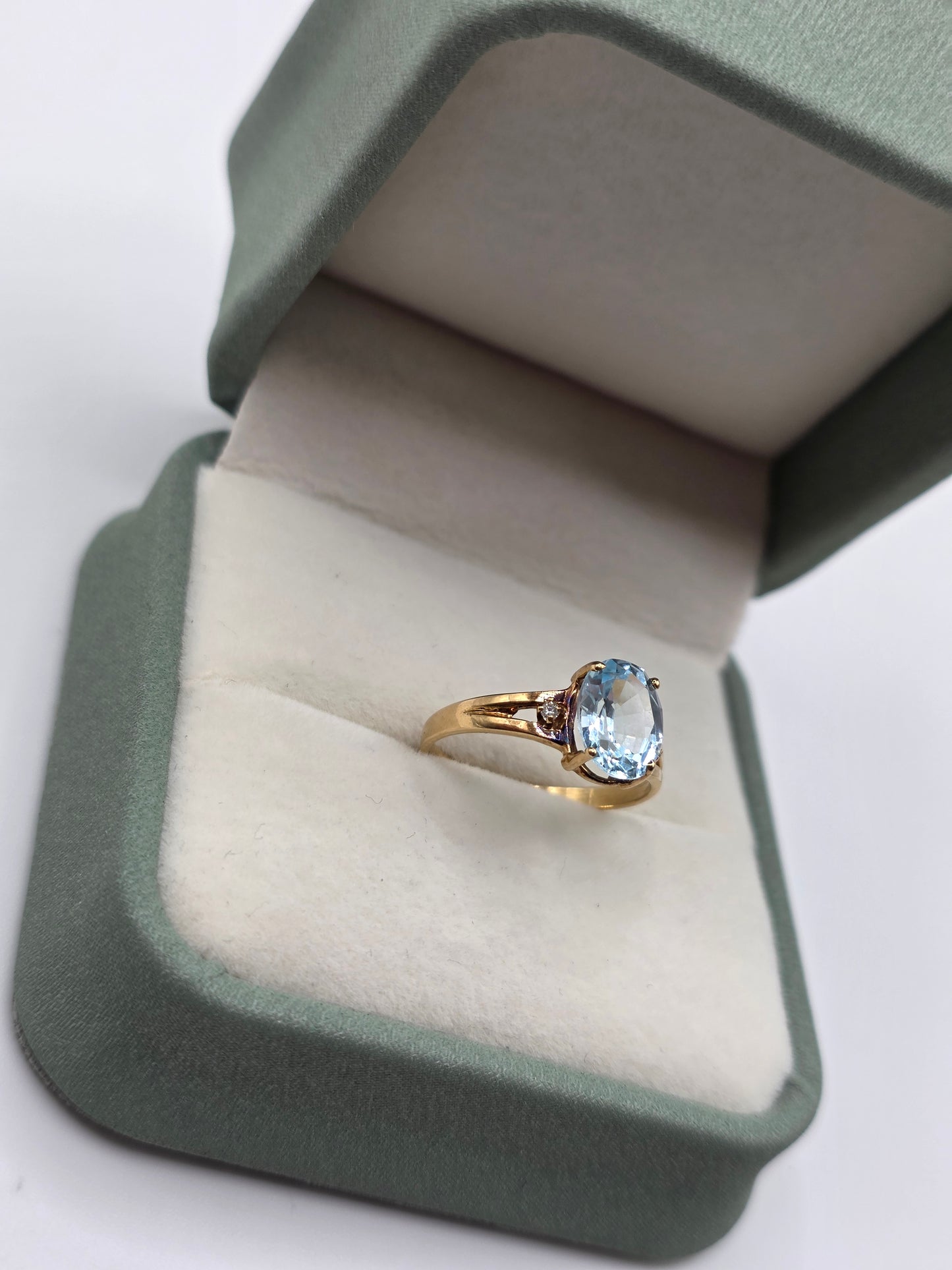 9ct gold aquamarine and diamond ring