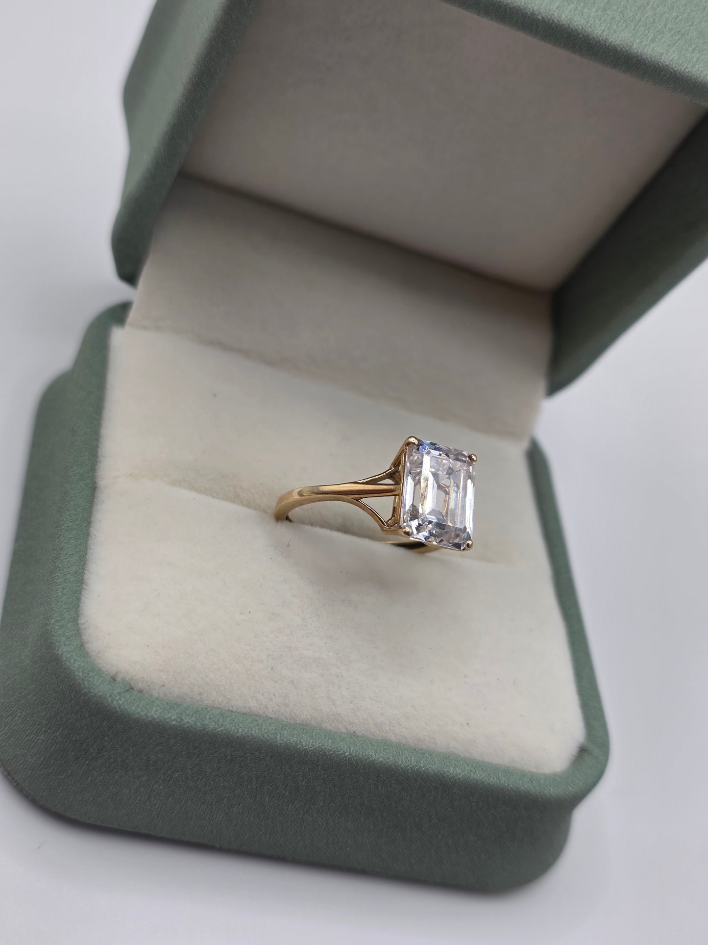 9ct gold cz ring