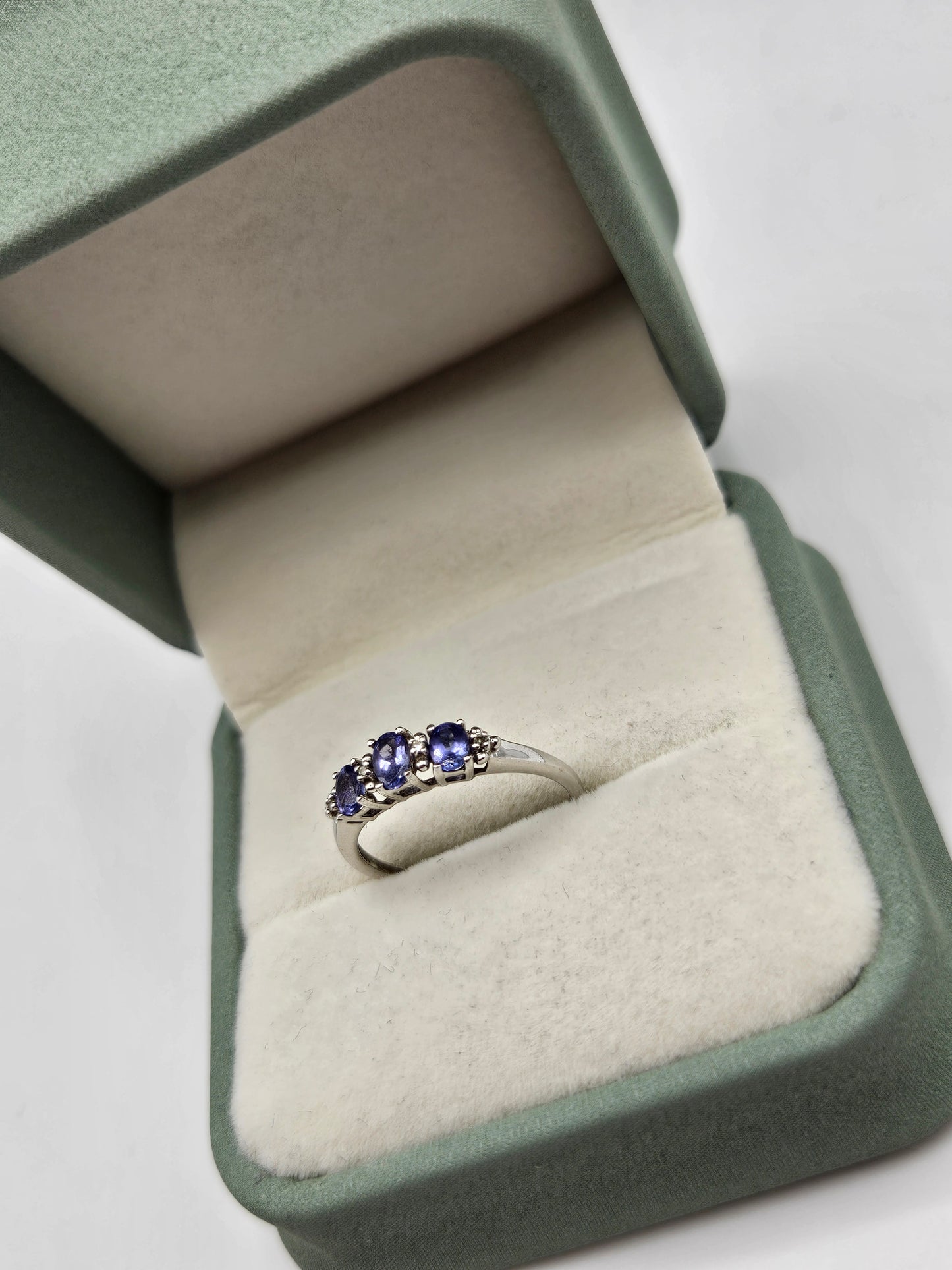 9ct white gold tanzanite ring