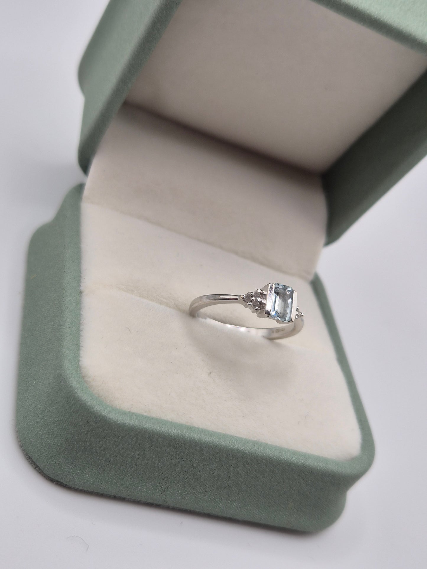 9ct white gold aquamarine and diamond ring
