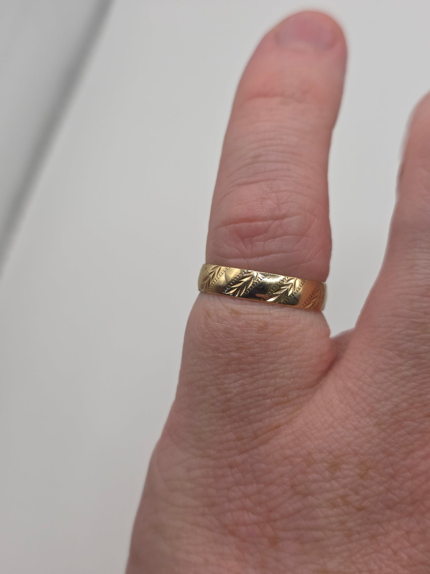 9ct gold patterned band ring