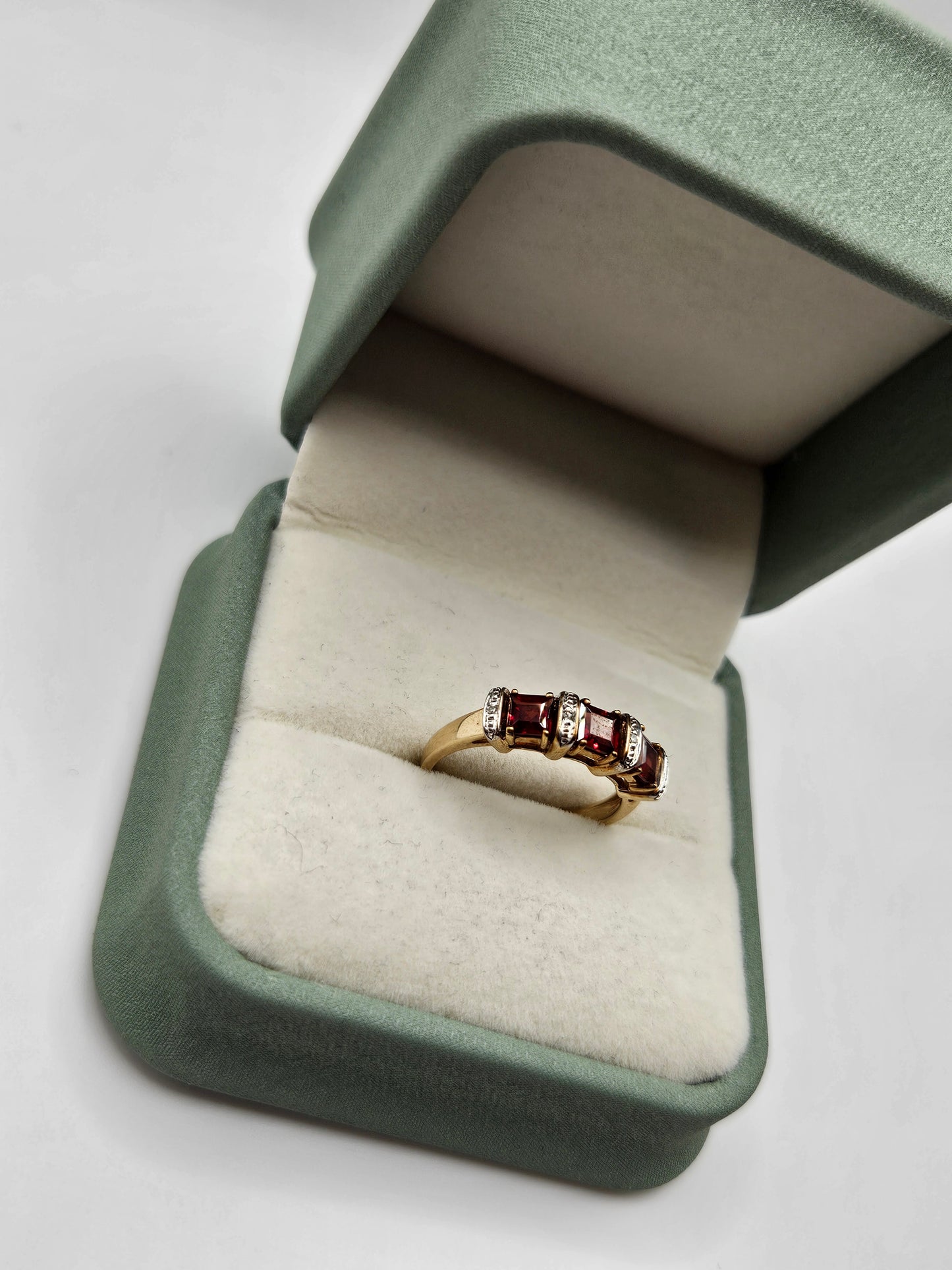 9ct gold garnet and diamond ring