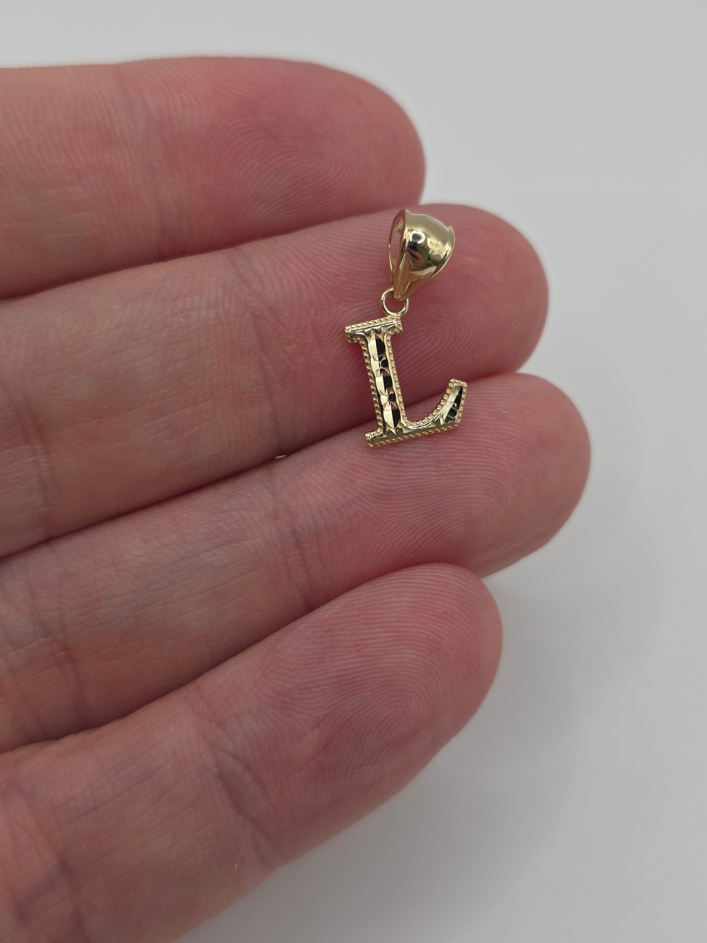 9ct gold initial L pendant
