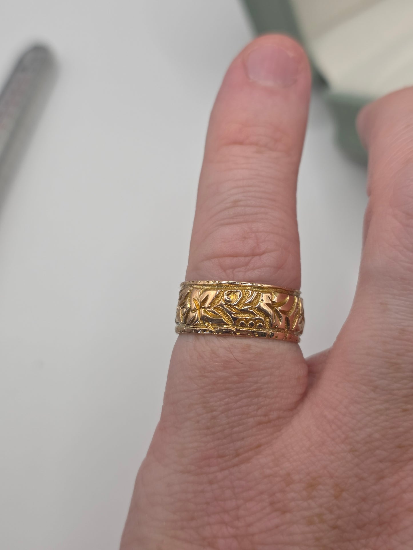 9ct gold patterned band ring