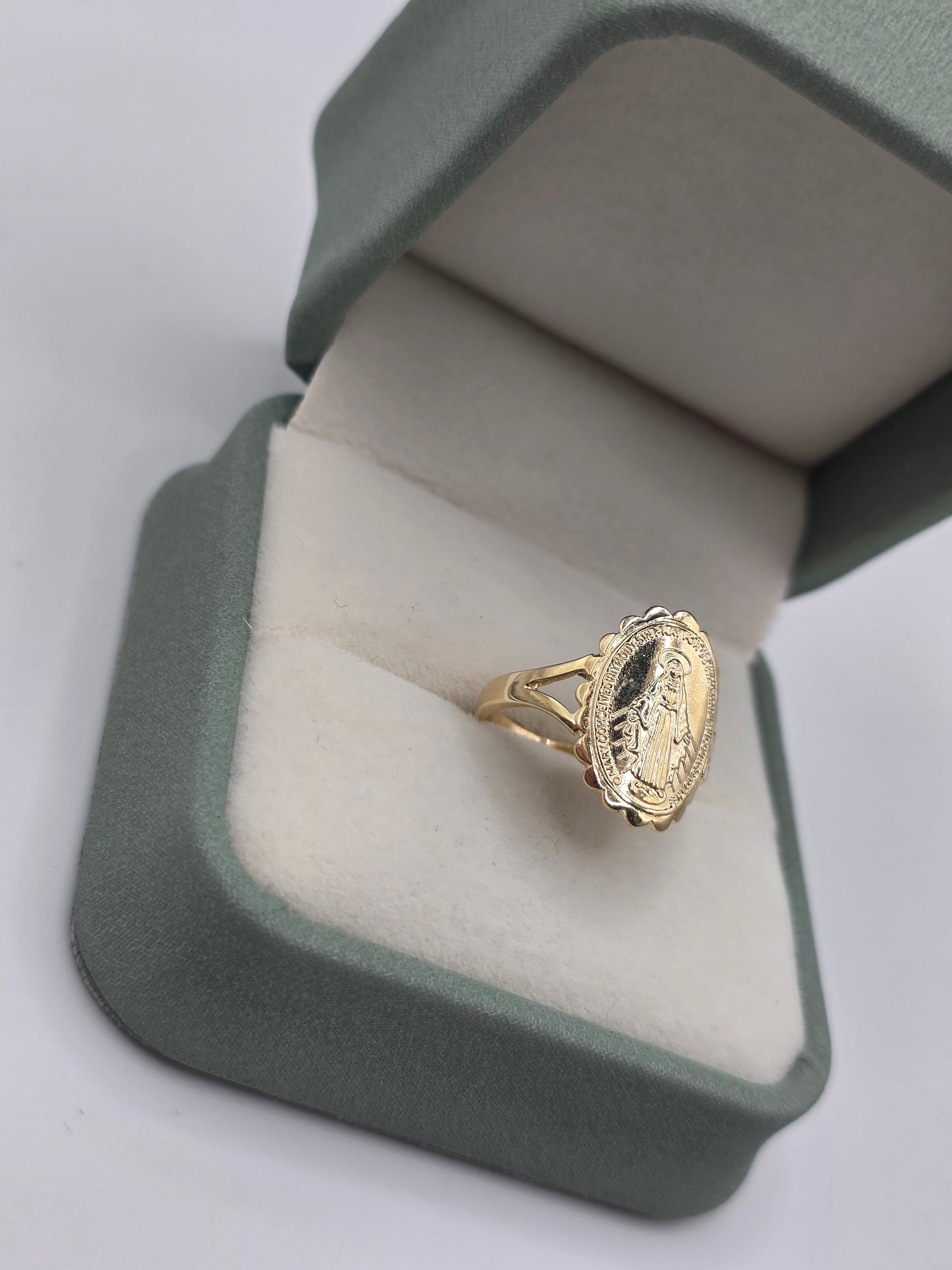 9ct gold st marys ring