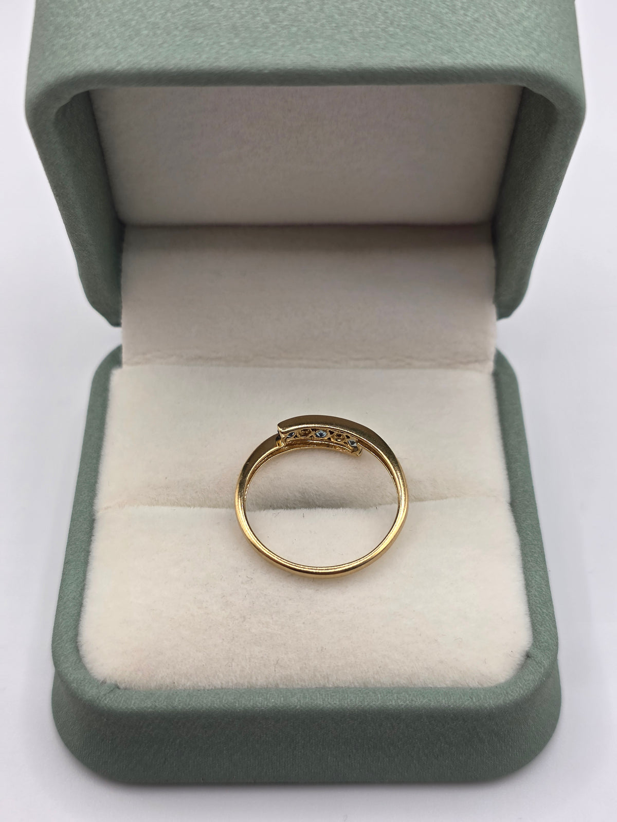 9ct gold aquamarine and diamond ring