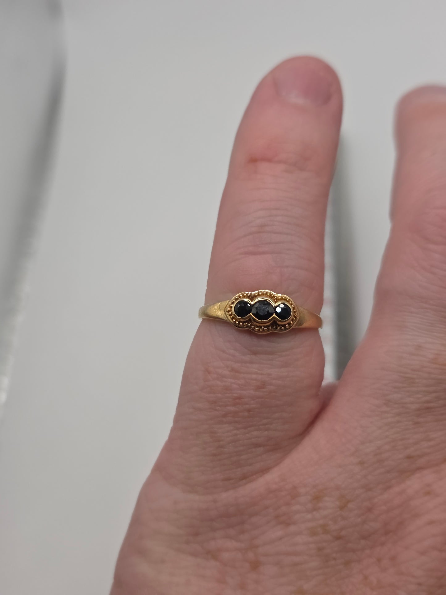 9ct gold sapphire ring