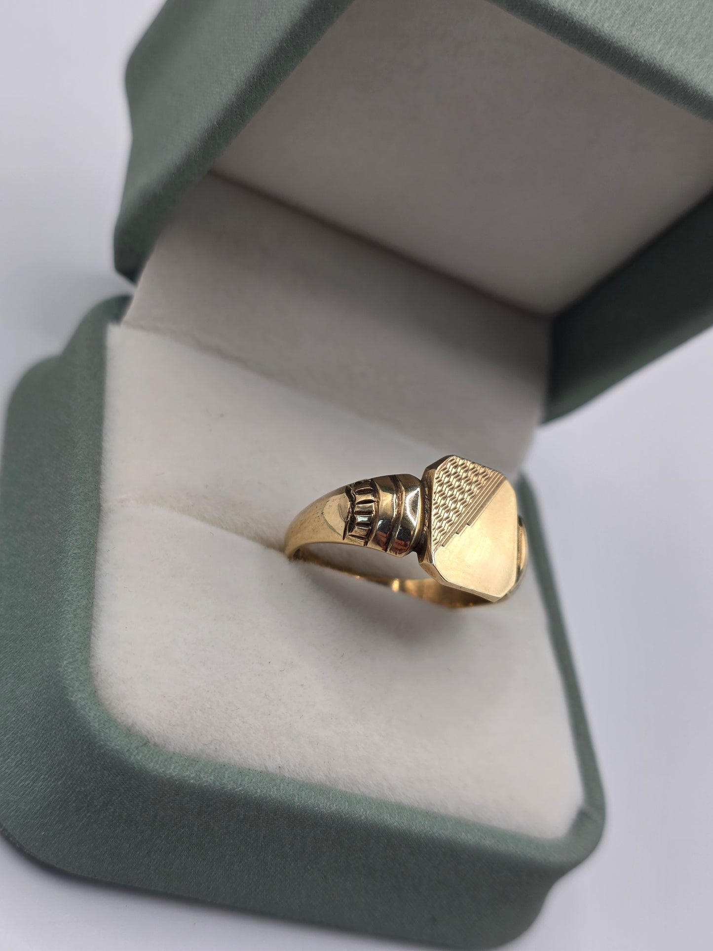 Heavy vintage 9ct gold signet ring