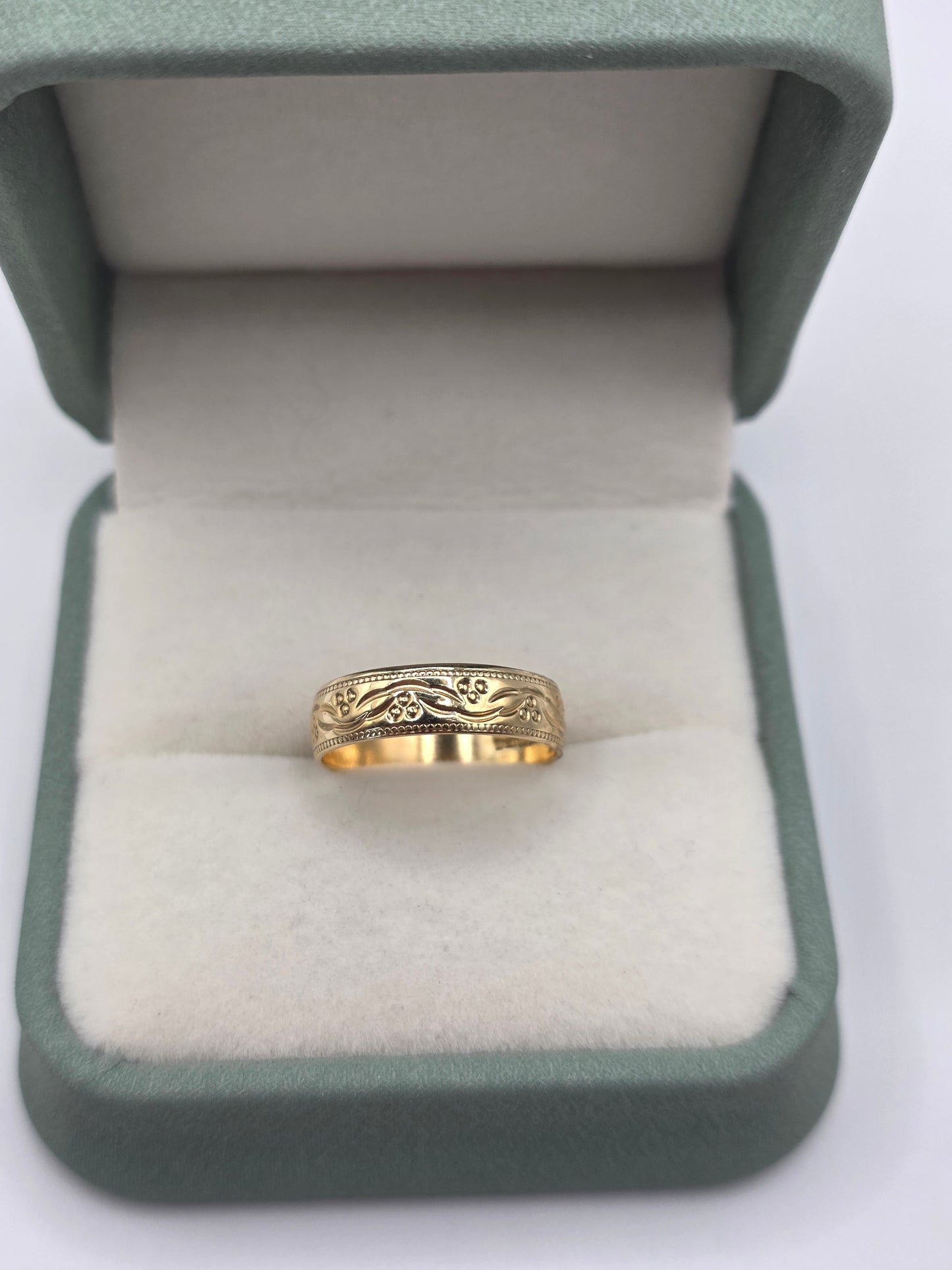9ct gold patterned band ring