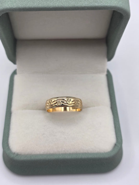 9ct gold patterned band ring