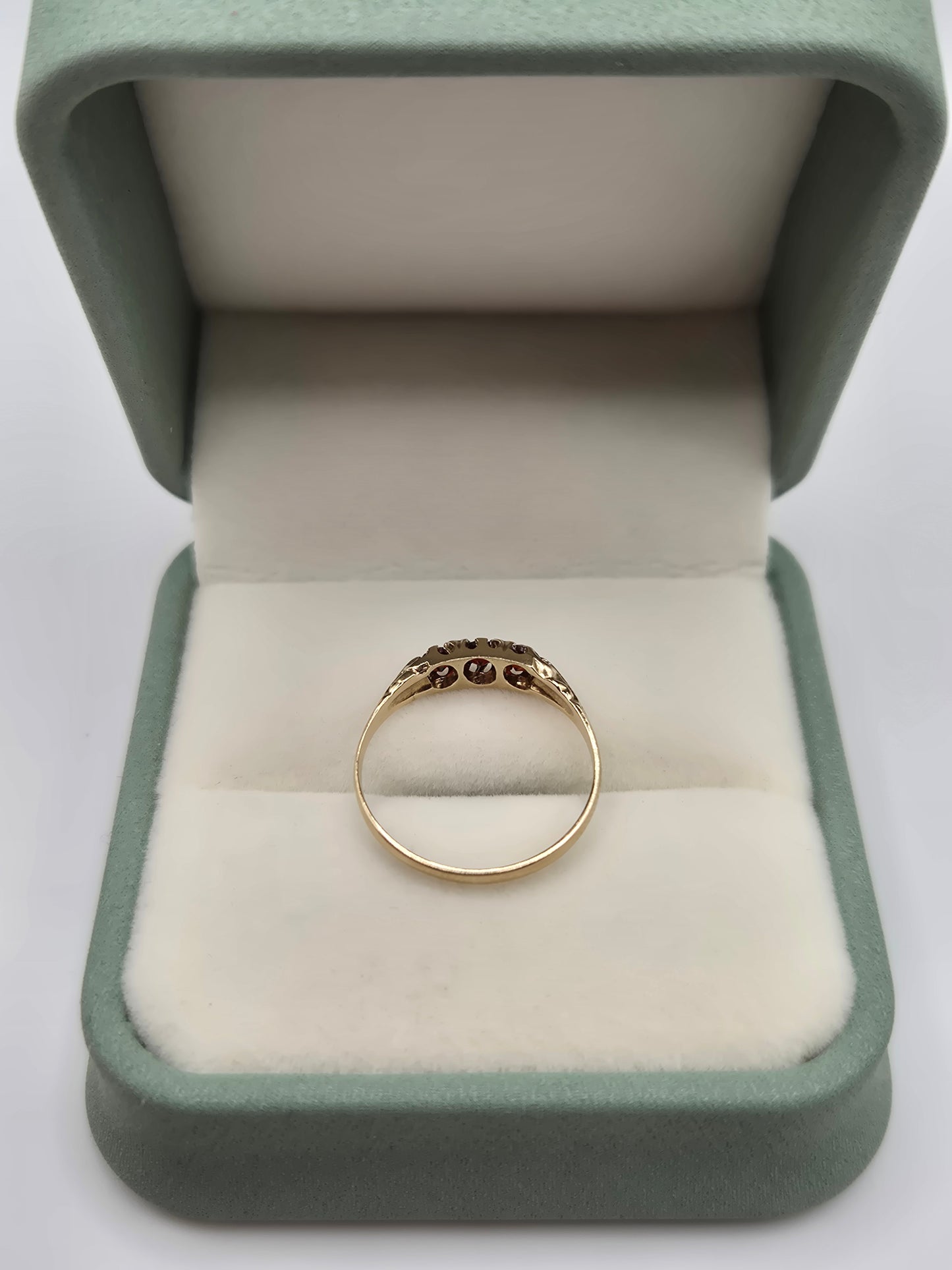 9ct gold garnet ring