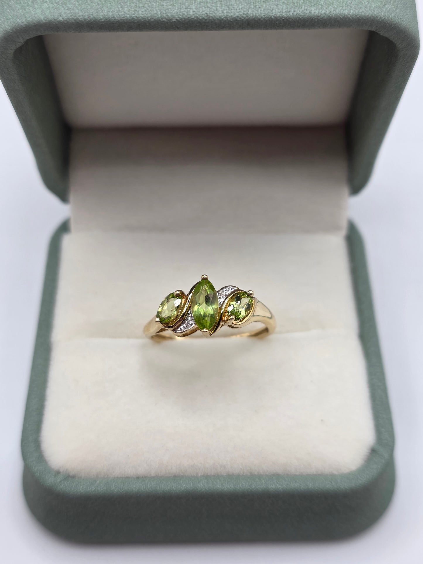 9ct gold peridot and diamond ring