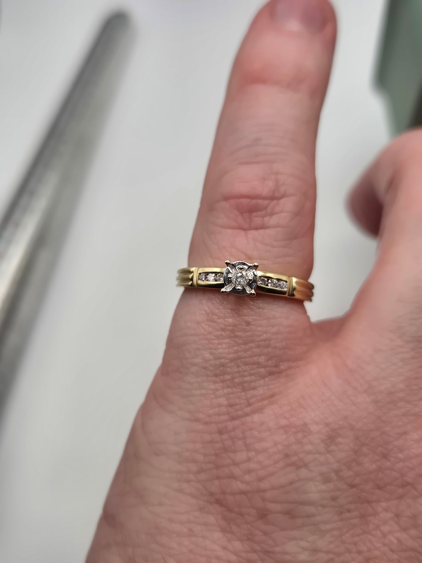 9ct gold diamond ring