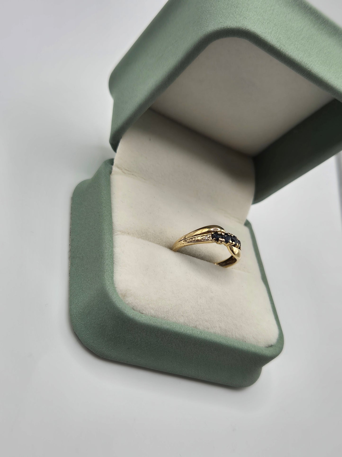 9ct gold sapphire and diamond ring