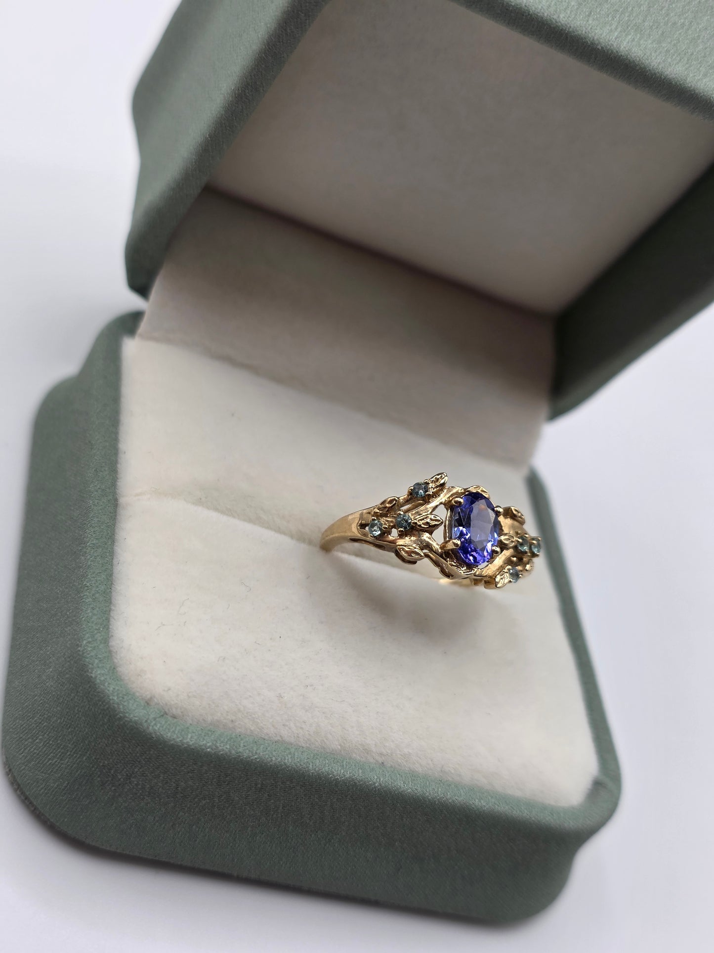 9ct gold tanzanite and tourmaline ring