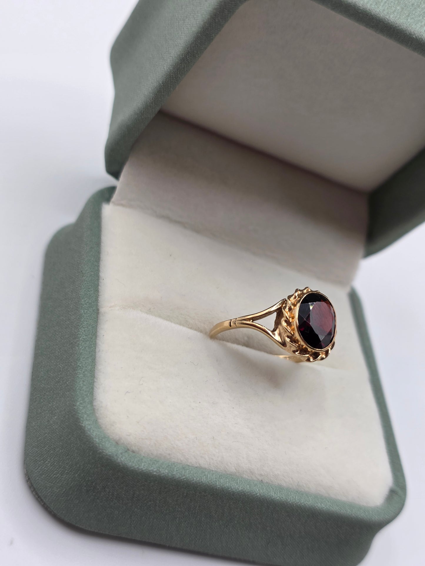 9ct gold garnet ring