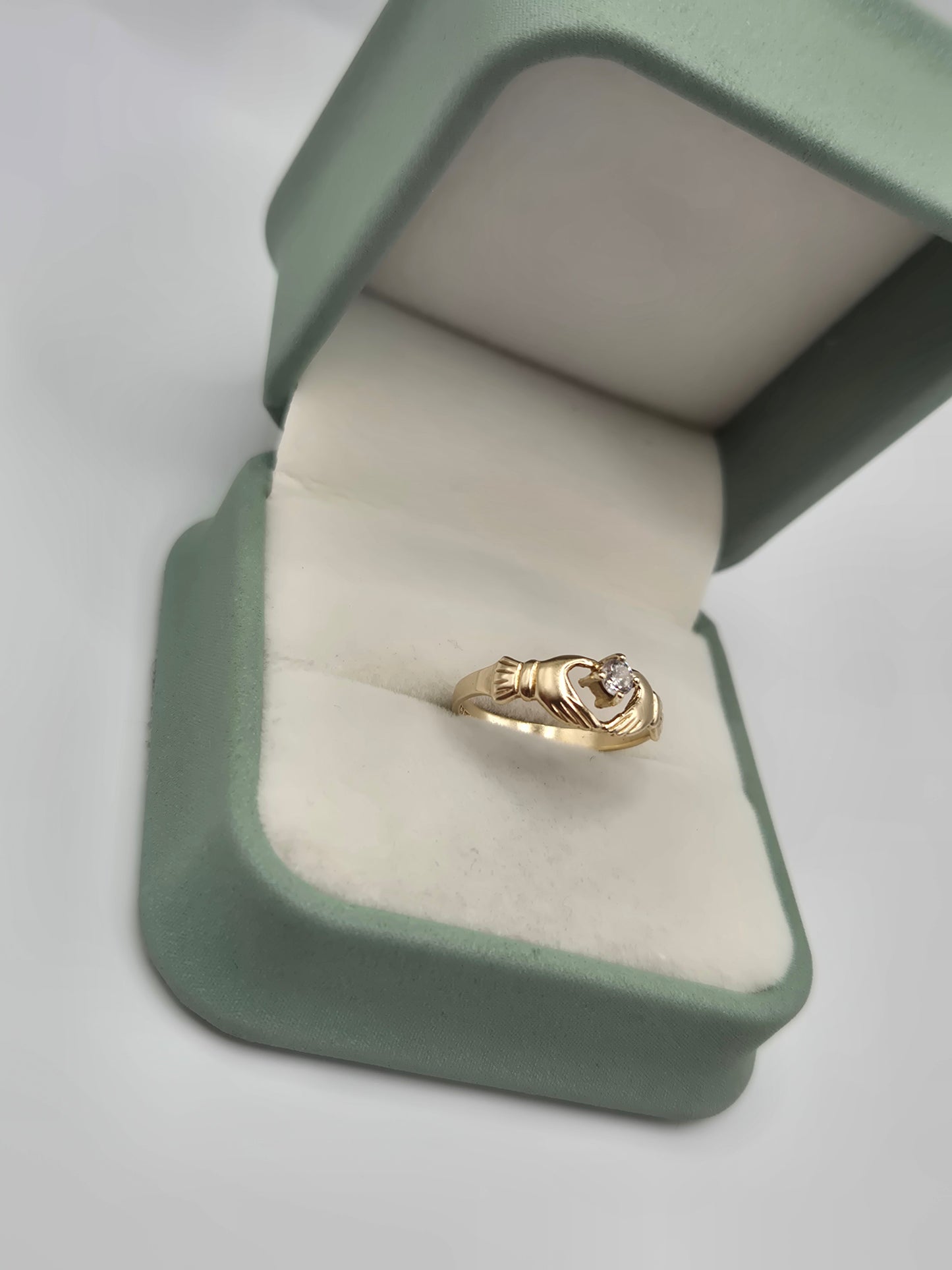 9ct gold cz claddagh ring