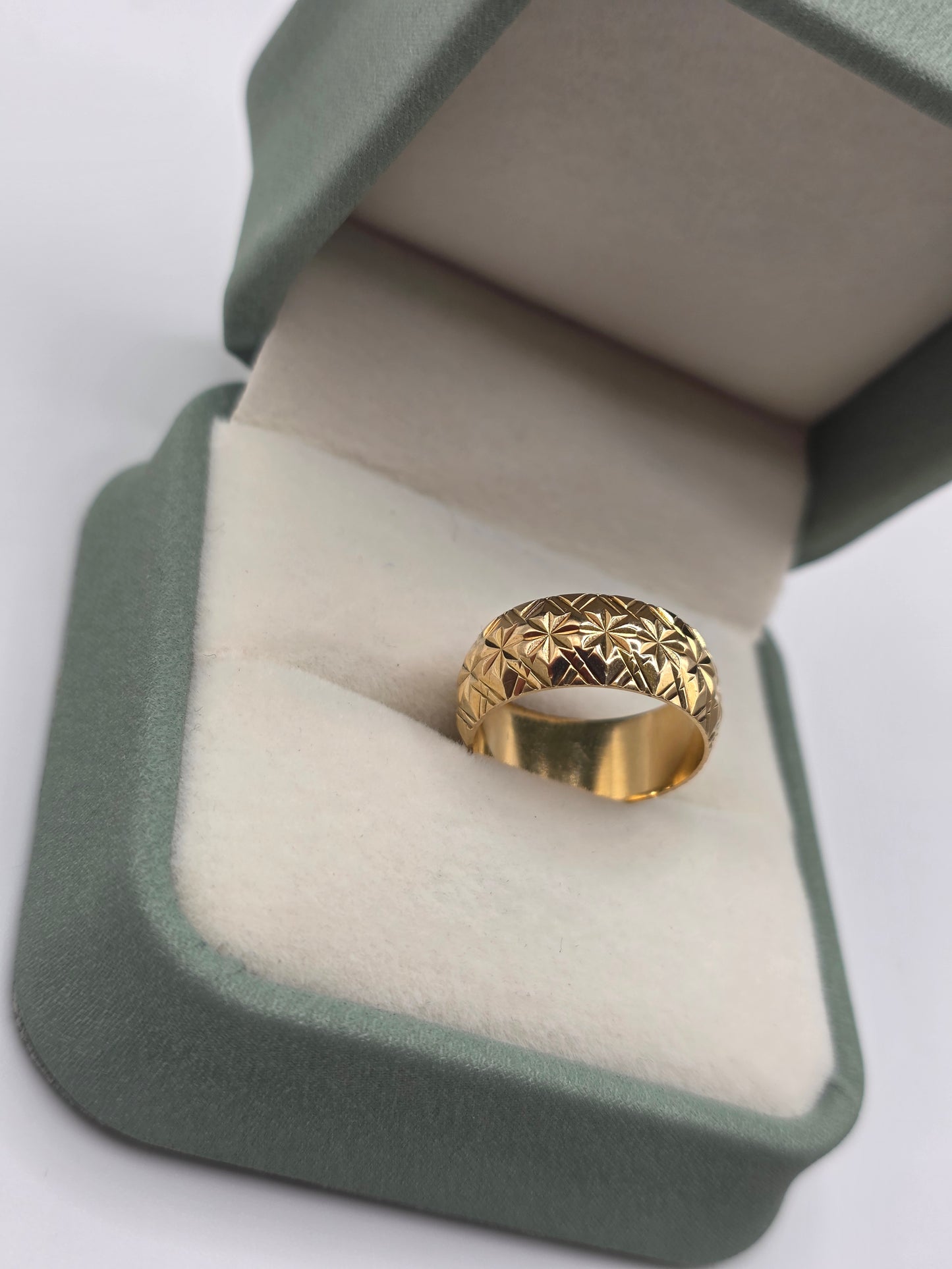 9ct gold patterned band ring