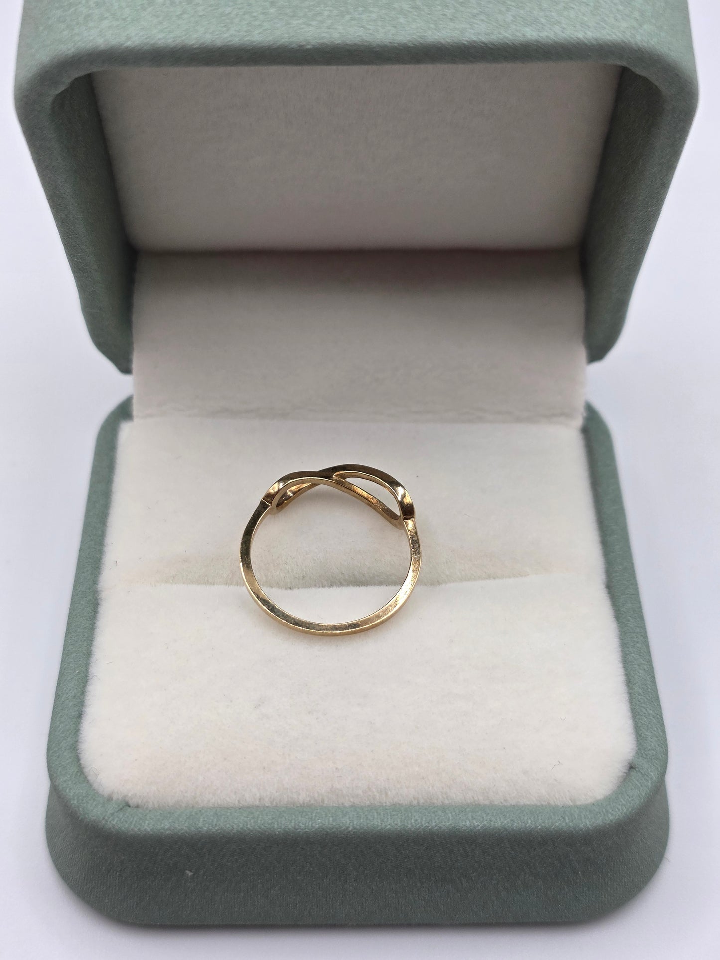 9ct gold inifity ring