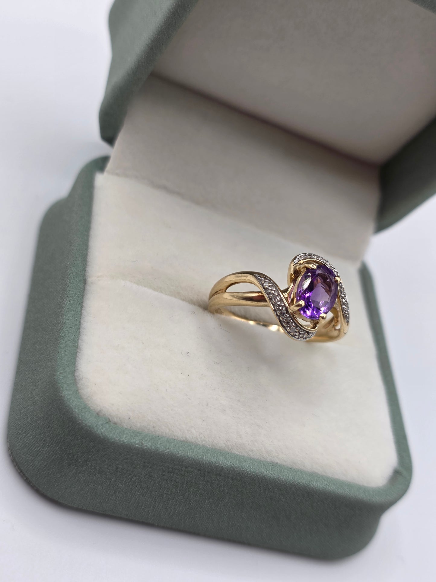9ct gold amethyst and diamond ring