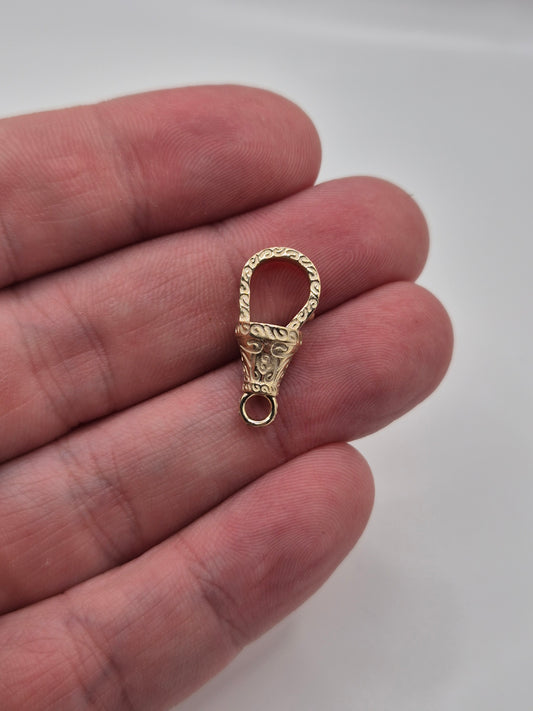 9ct gold engraved dog clip (1)