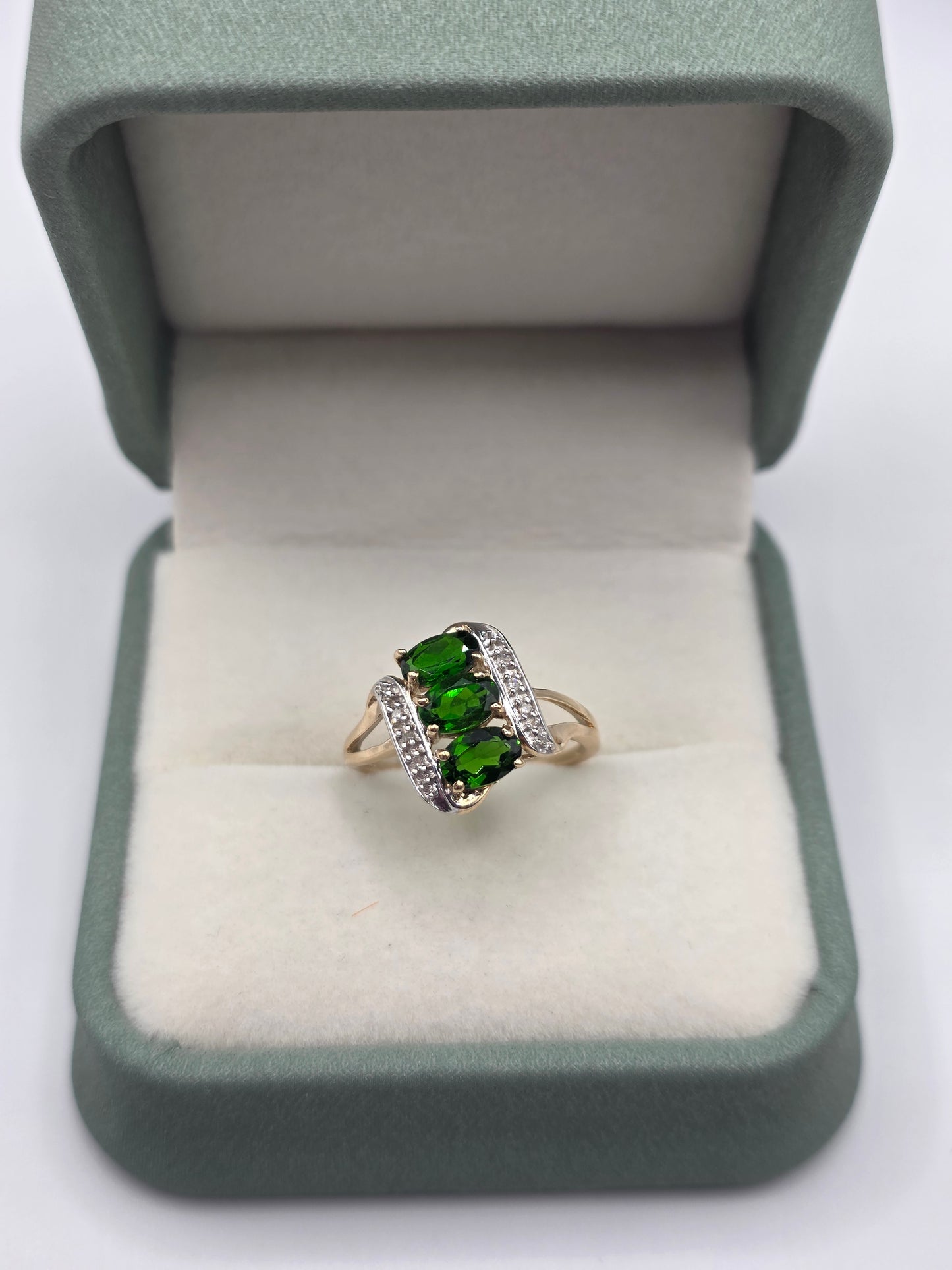 9ct gold diopside and diamond ring