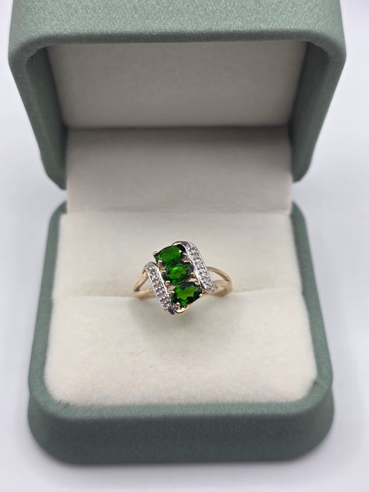 9ct gold diopside and diamond ring