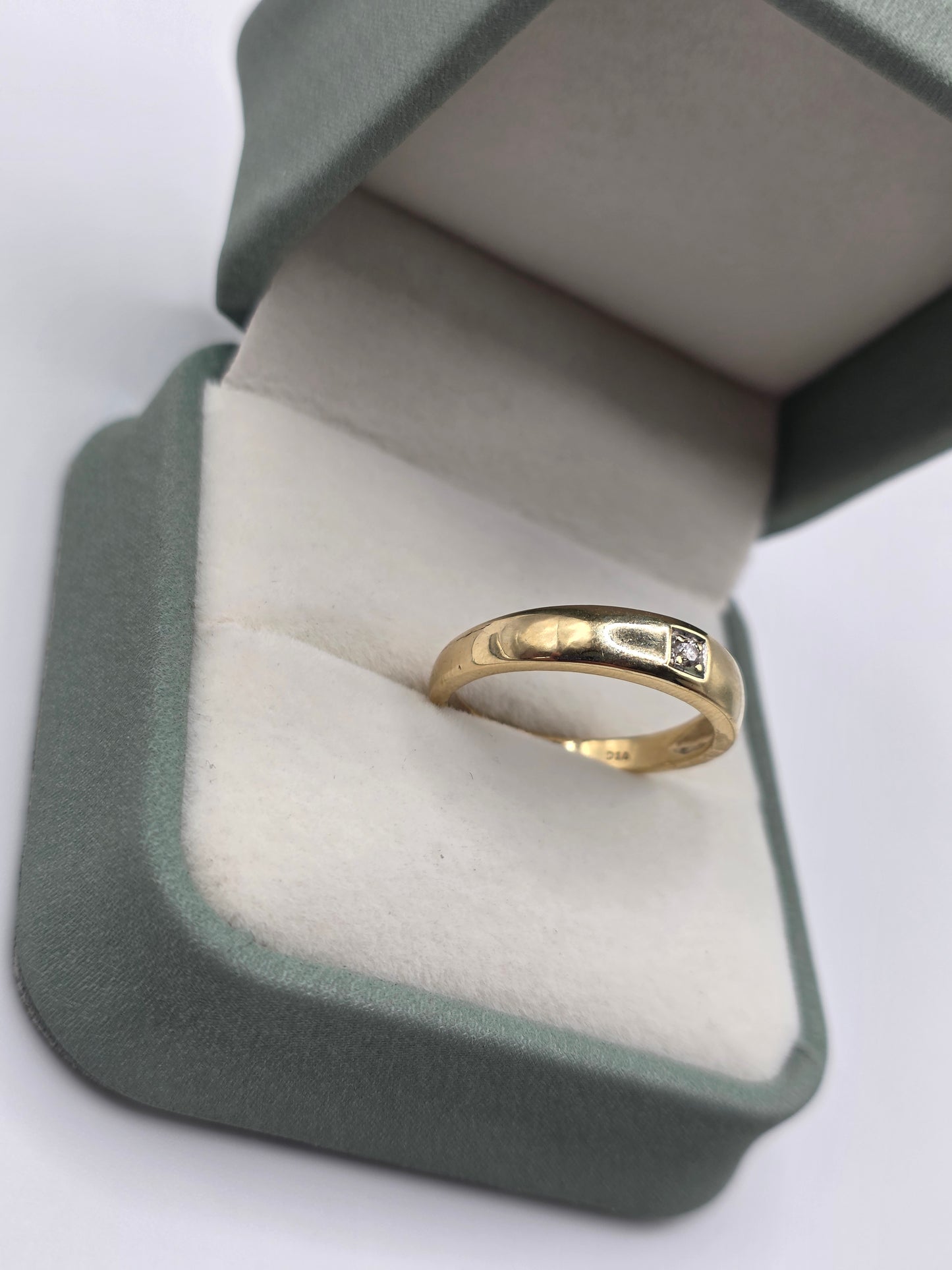 9ct gold diamond ring