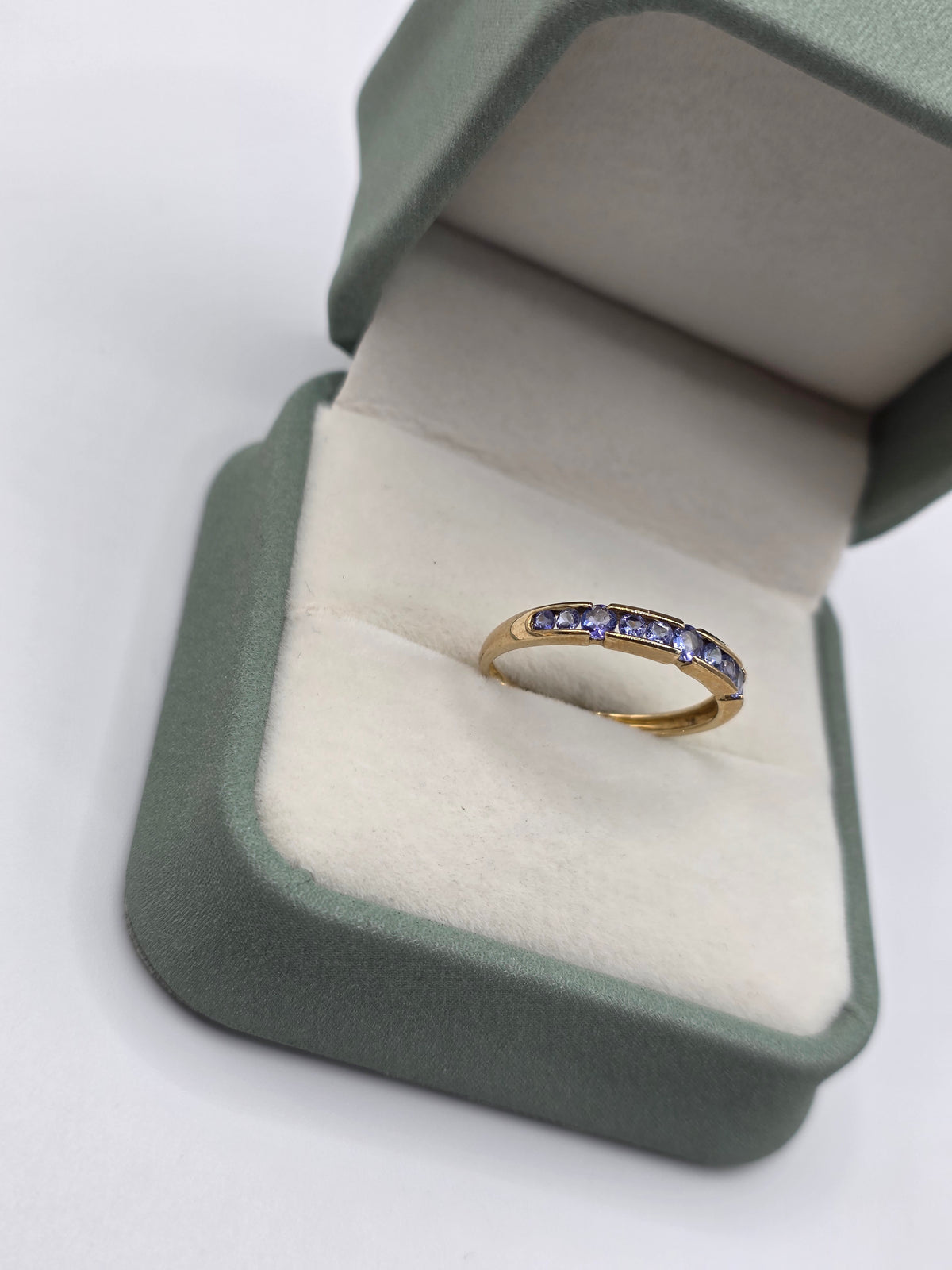 9ct gold tanzanite ring