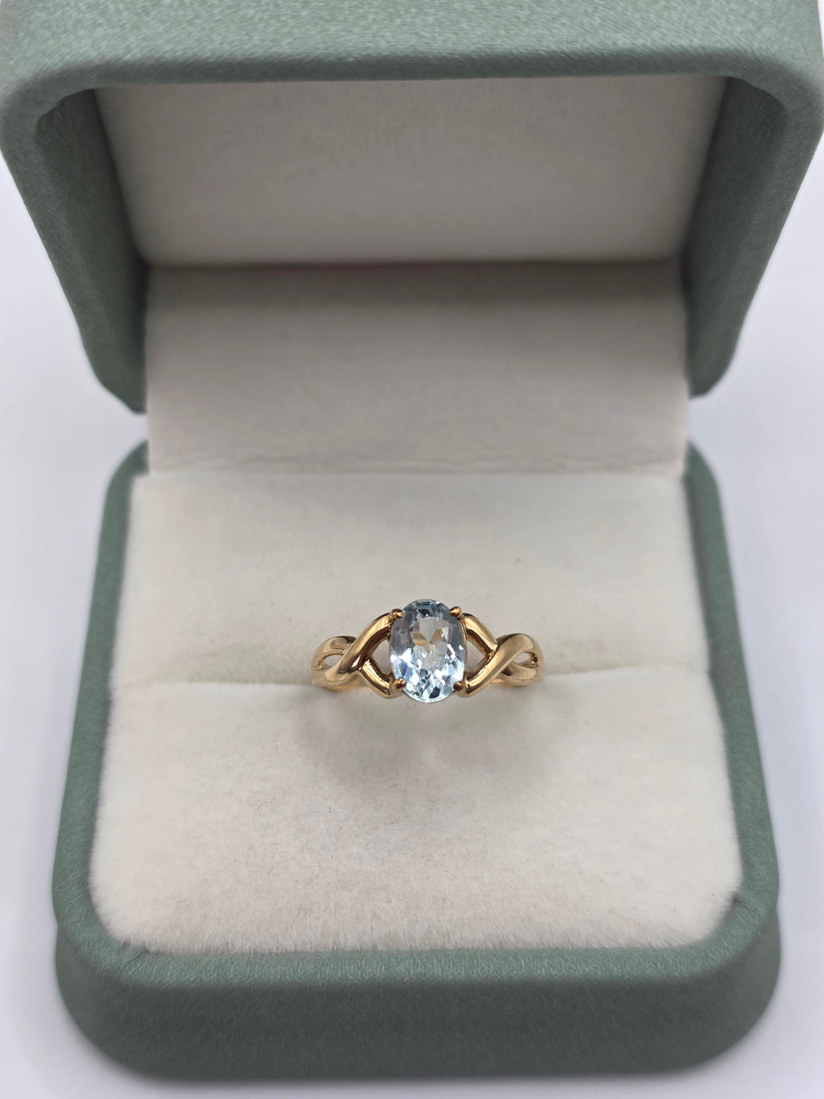 9ct gold aquamarine ring