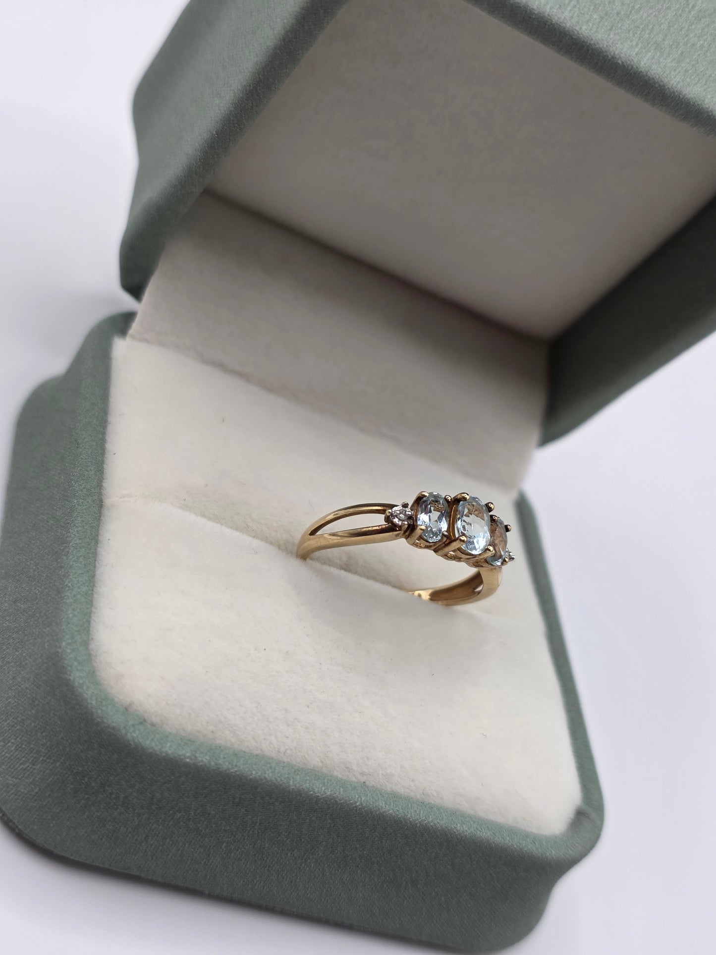 9ct gold aquamarine and diamond ring