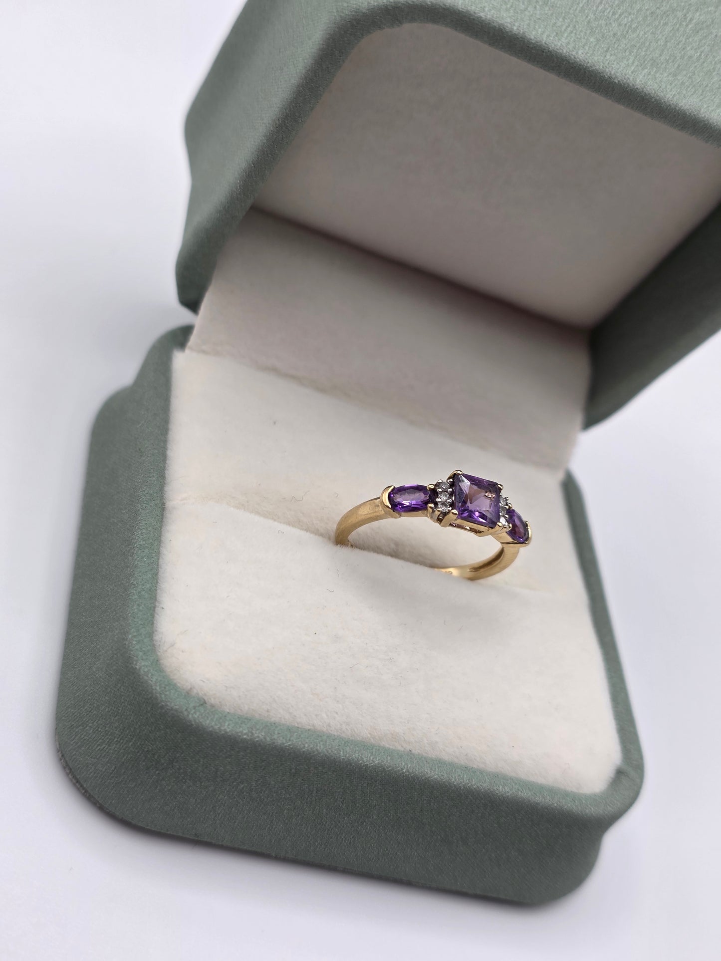9ct gold amethyst and diamond ring