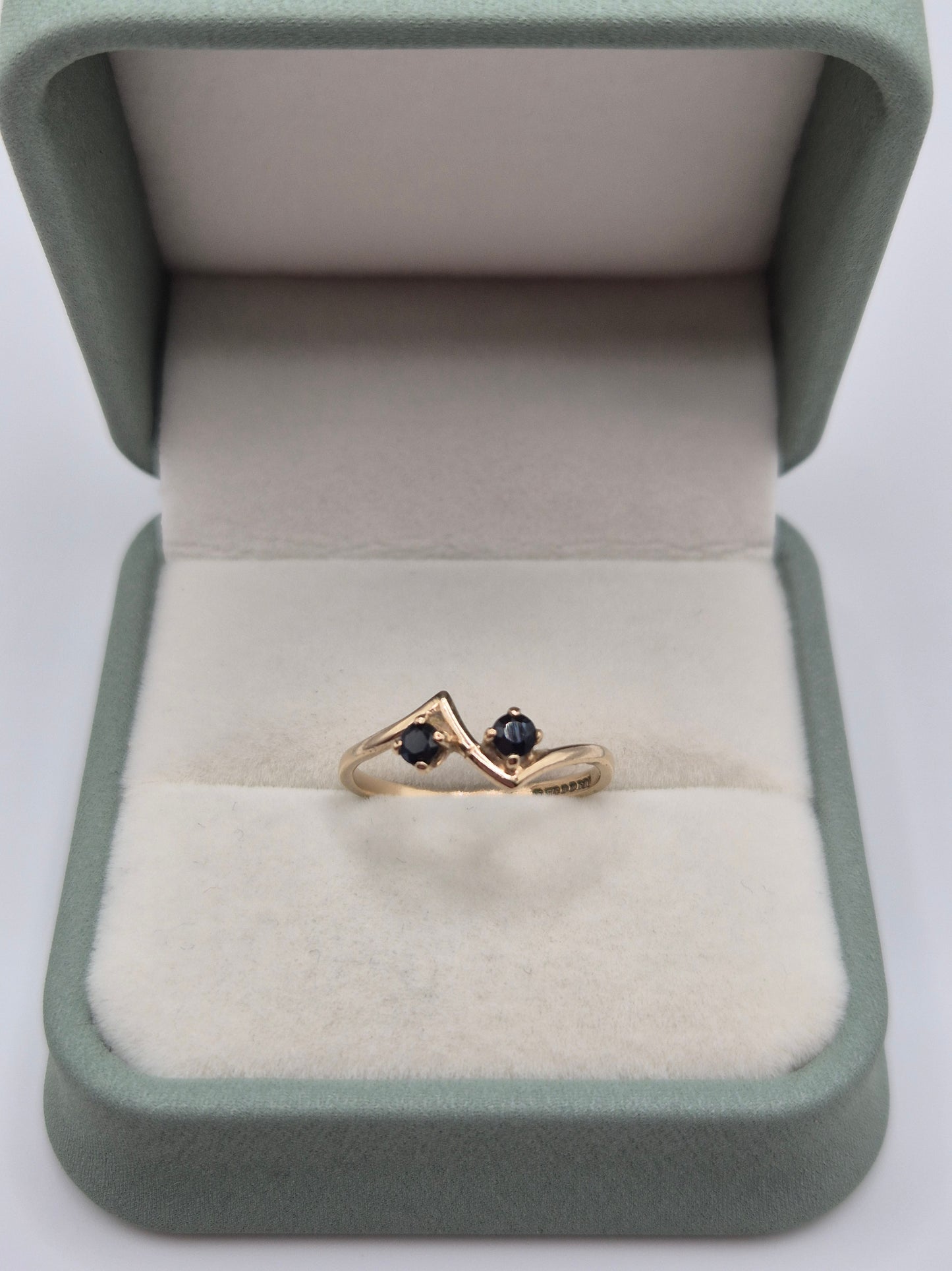 9ct gold sapphire ring