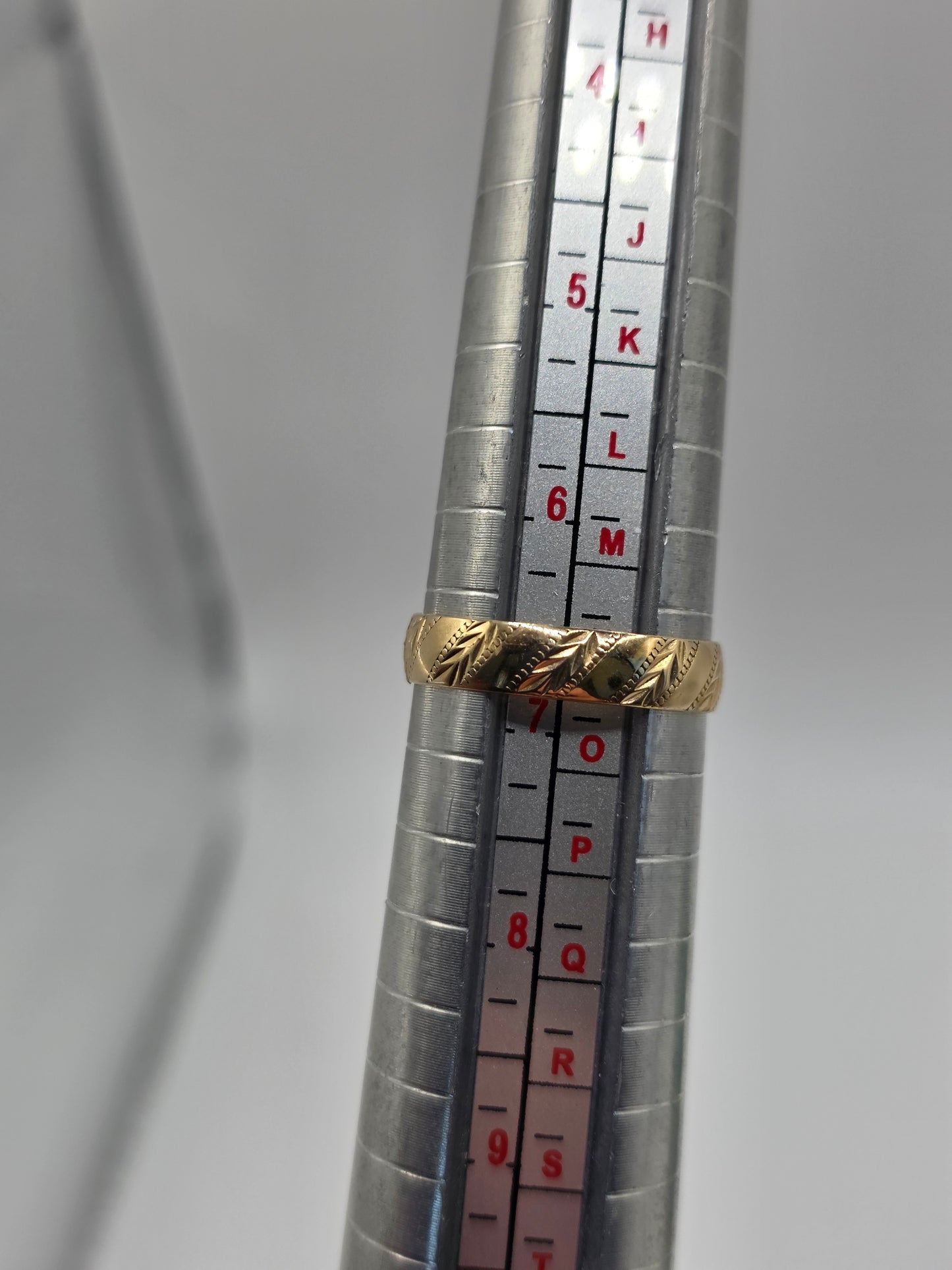9ct gold patterned band ring