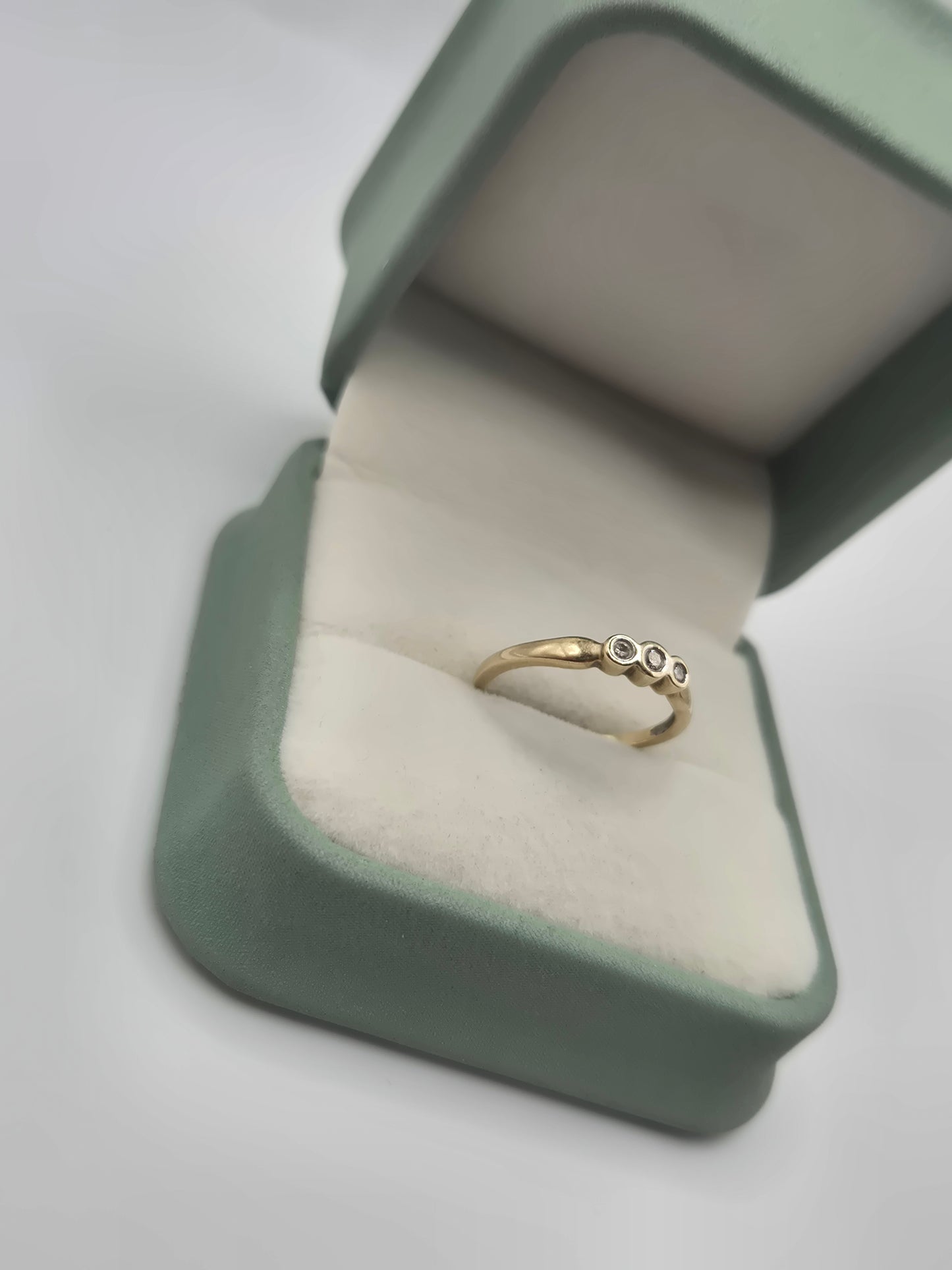 9ct gold diamond ring