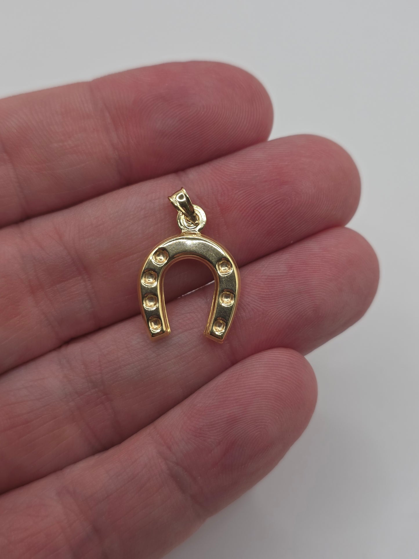 9ct gold horse shoe pendant