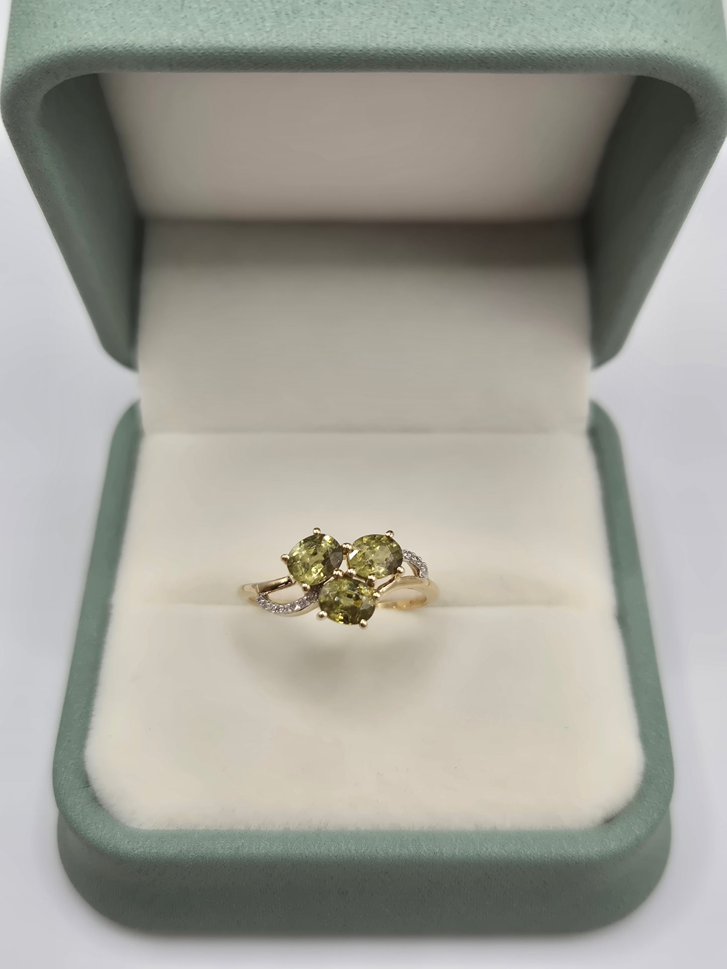 9ct gold peridot and diamond ring