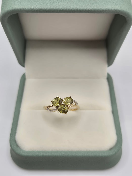 9ct gold peridot and diamond ring
