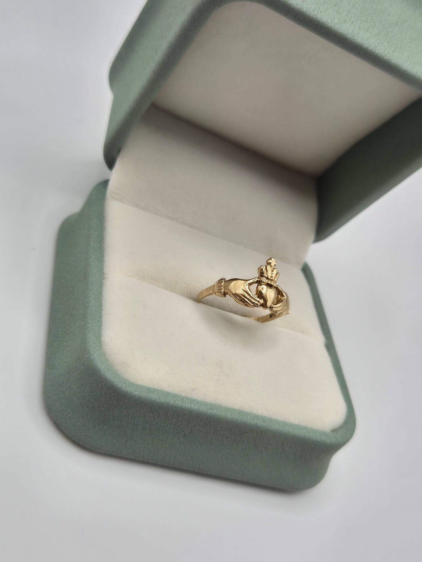 9ct gold claddagh ring