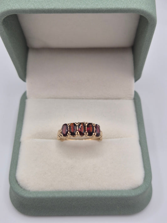 9ct gold garnet ring