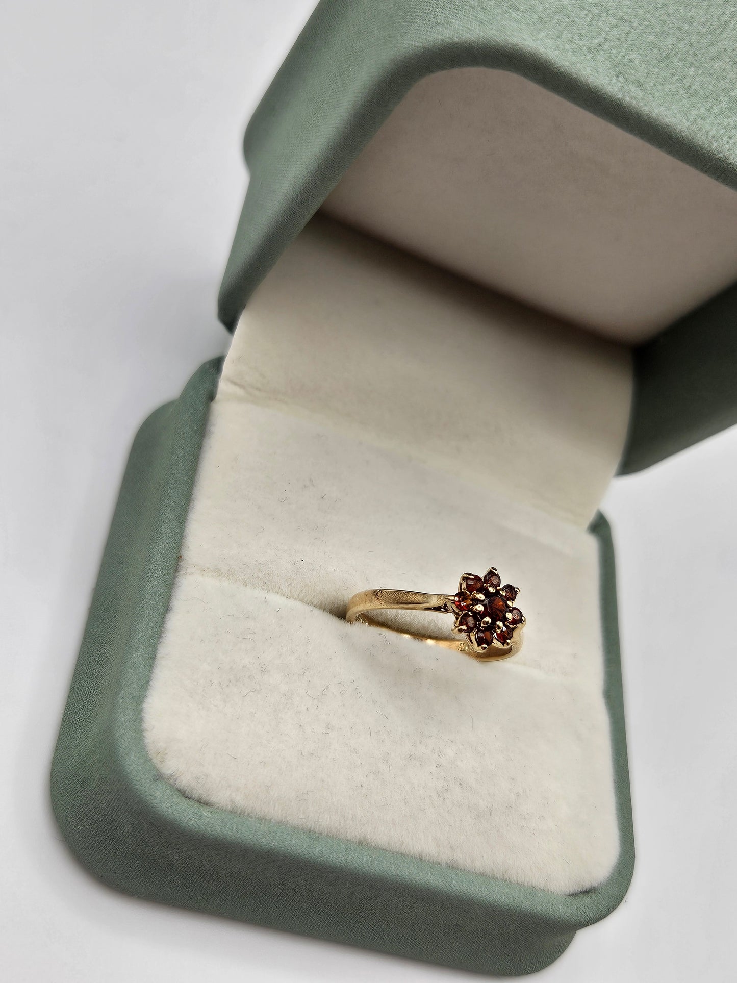 9ct gold garnet ring