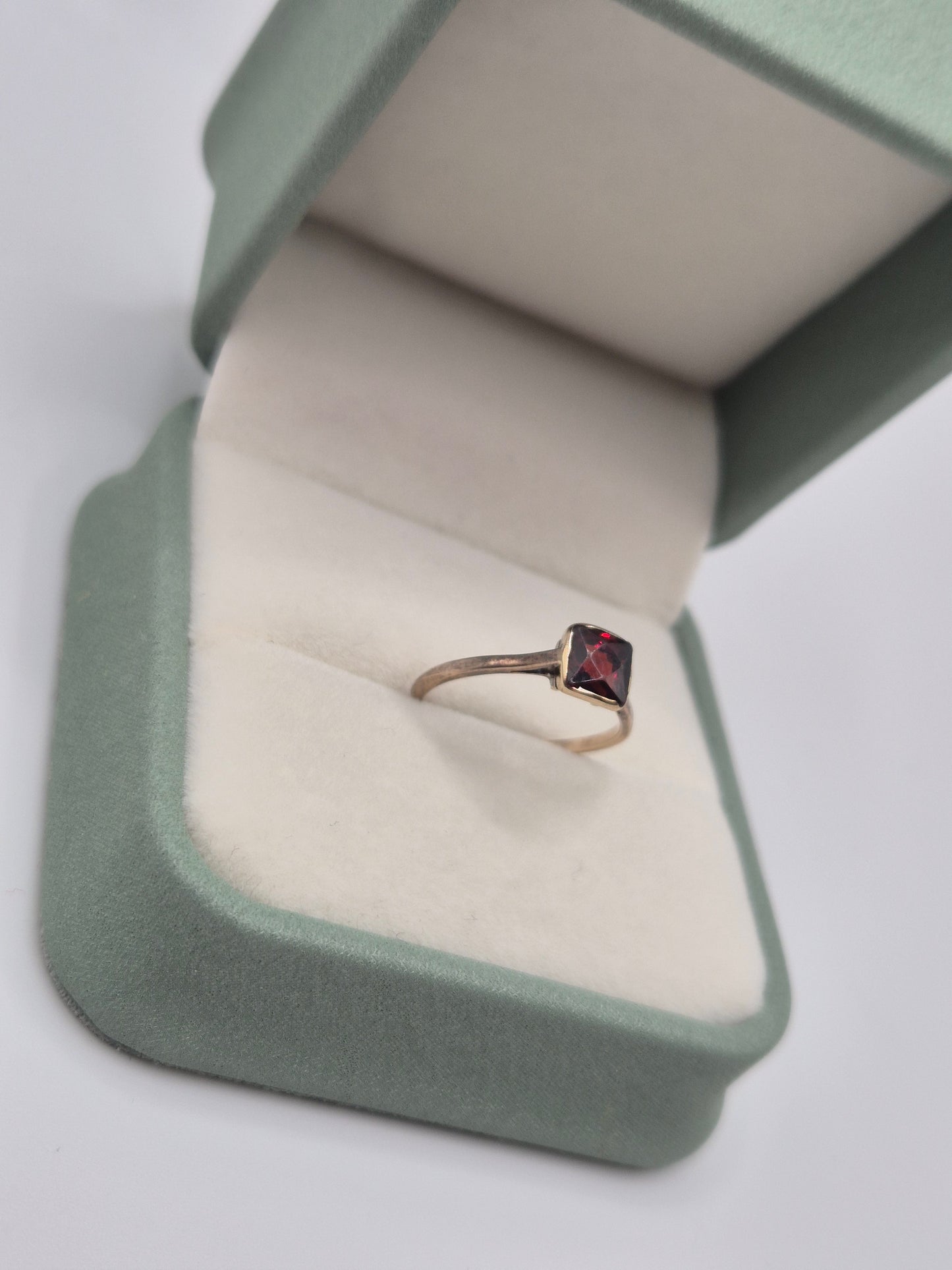 Vintage 9ct gold garnet ring