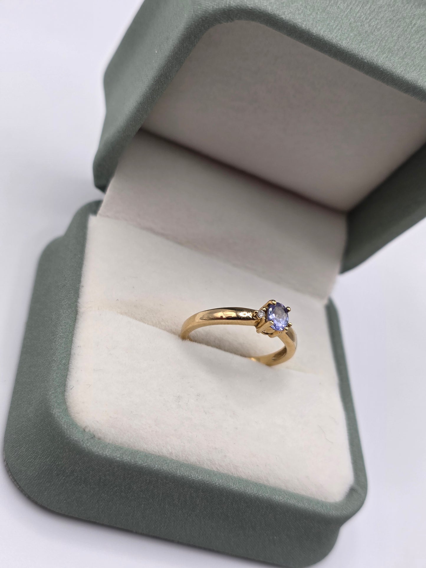 9ct gold tanzanite and diamond ring