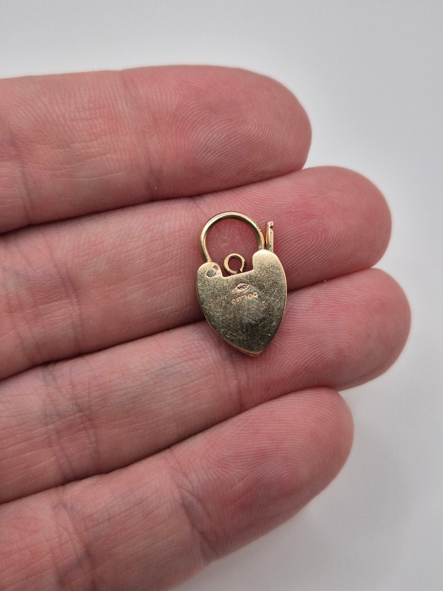 9ct gold padlock (7)