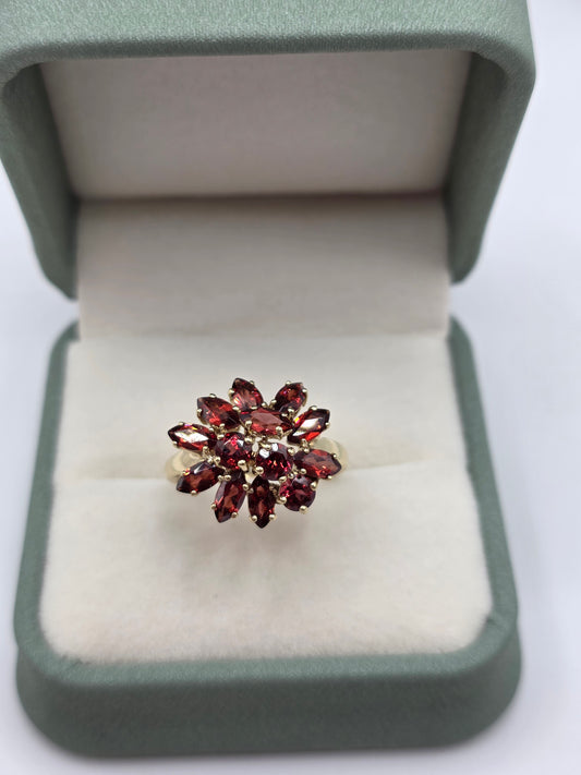 9ct gold garnet ring