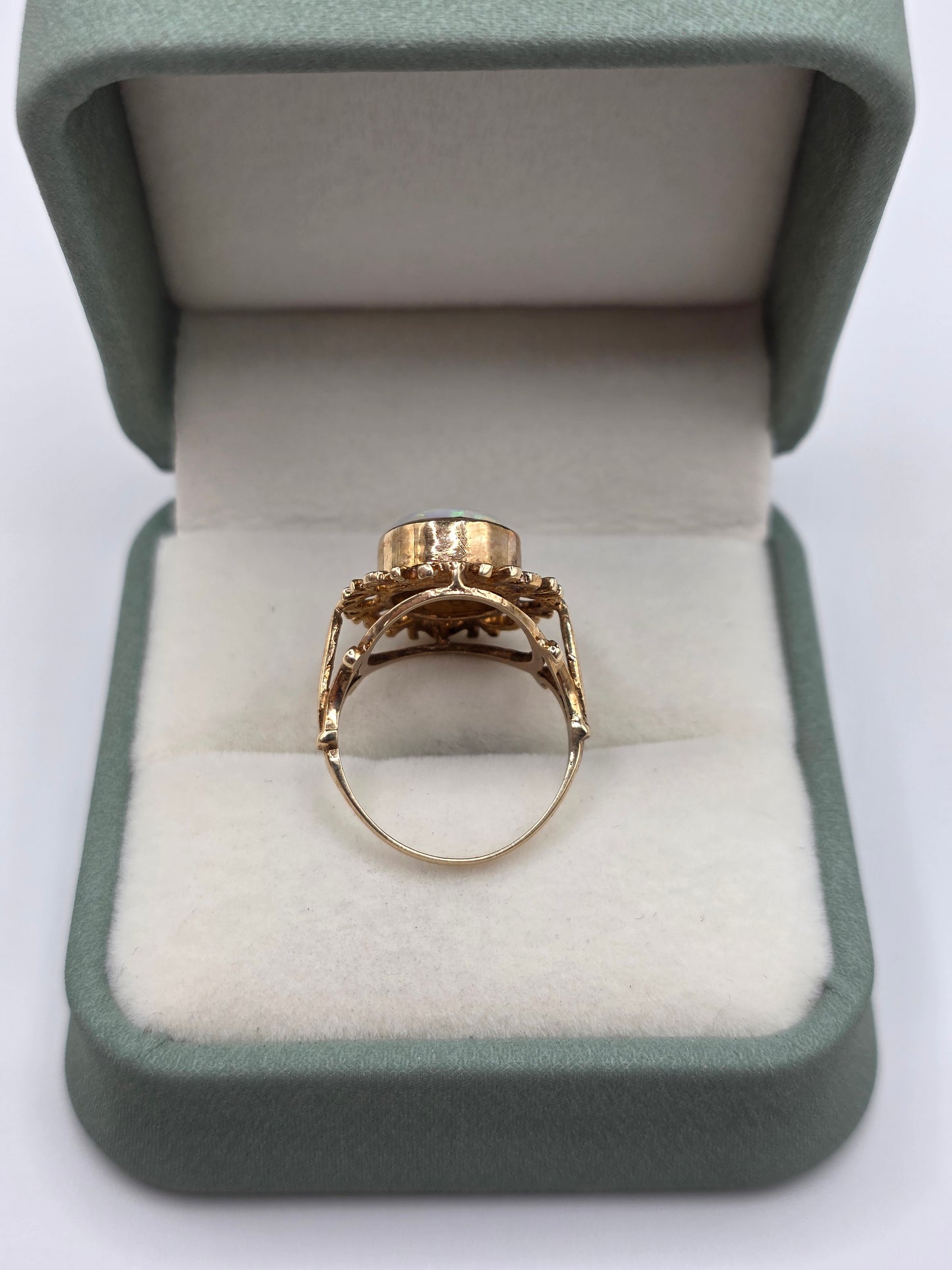 Heavy Vintage 9ct gold opal ring