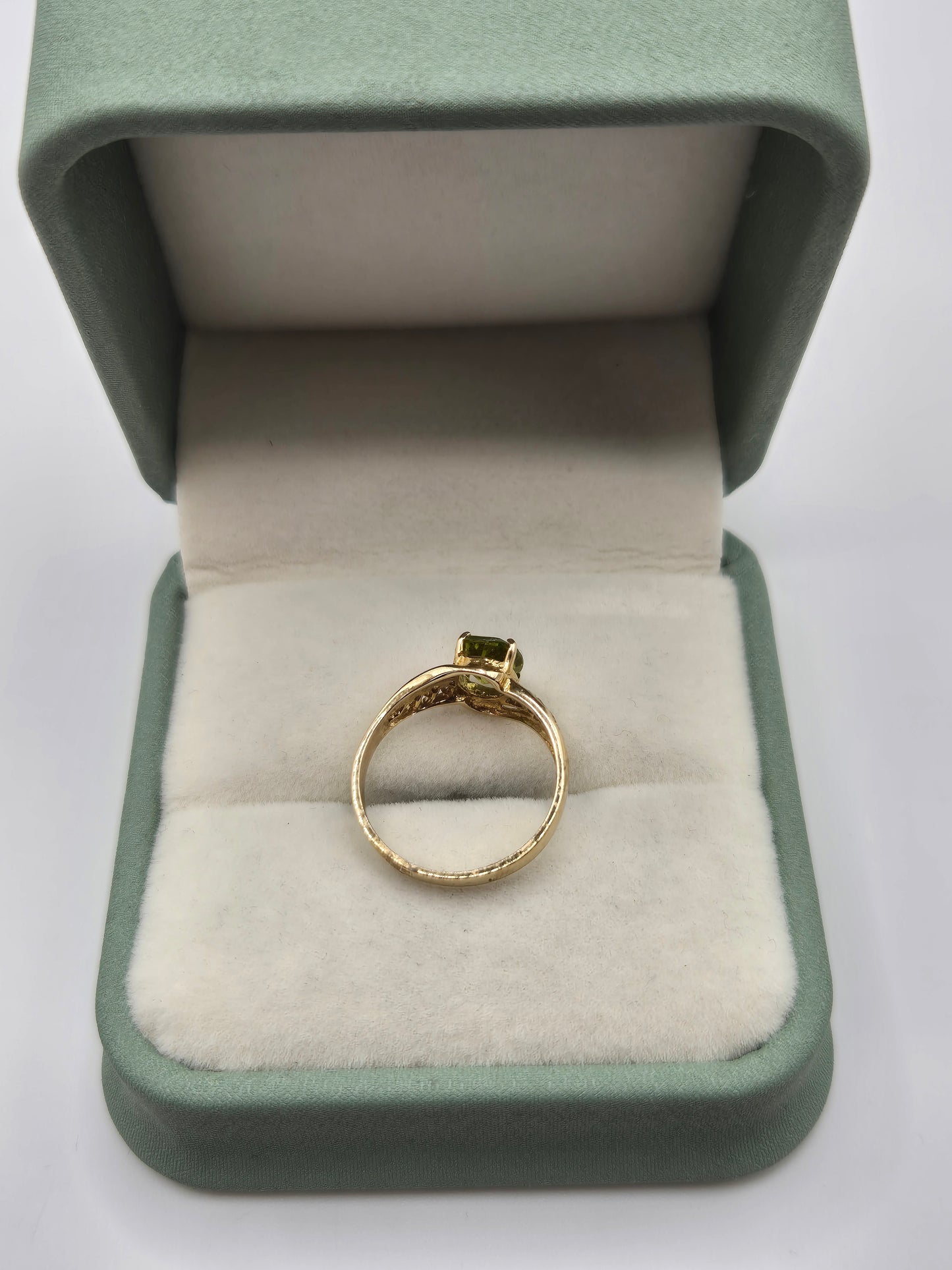 9ct gold peridot ring