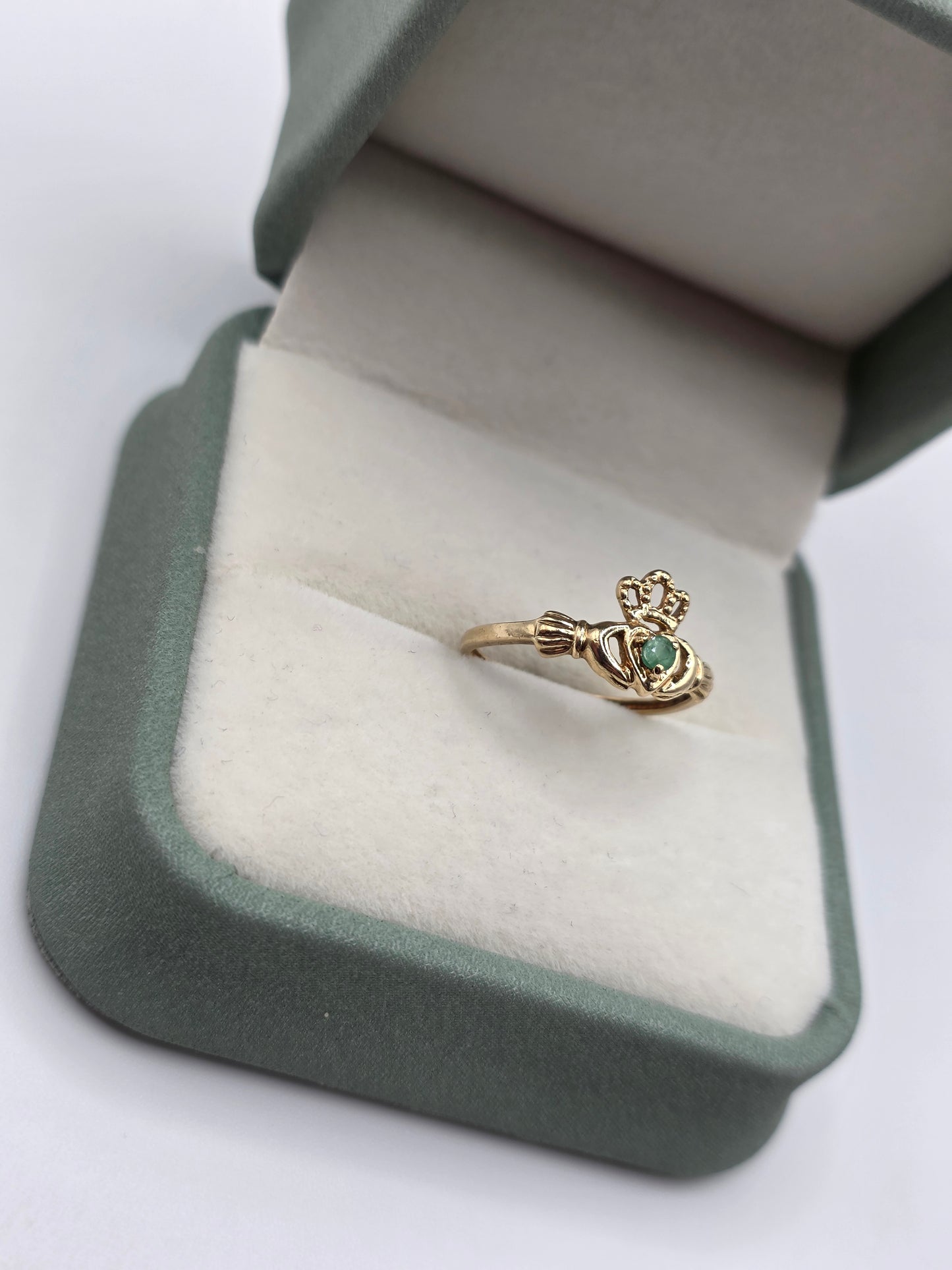 9ct gold emerald claddagh ring